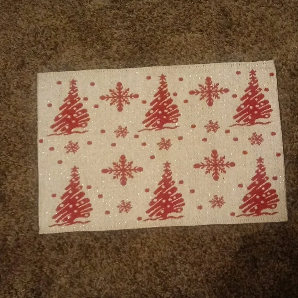 GUC SET OF 4 CHRISTMAS PLACEMATS